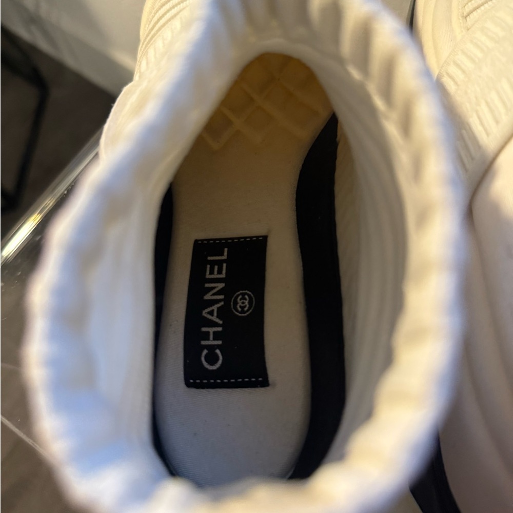 CHANEL Cream Ribbed Slip-On Shoes‎ - Picture 3 of 6